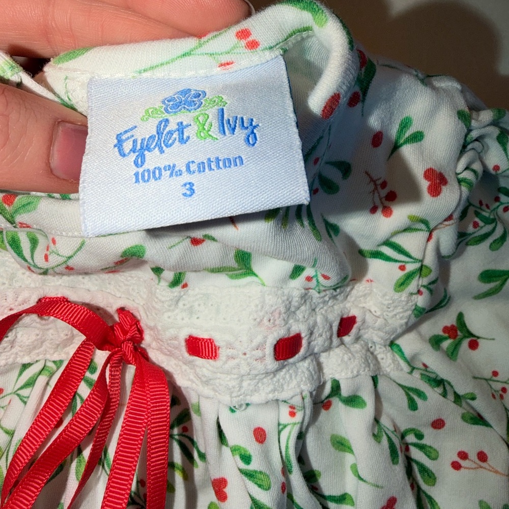 Eyelet and Ivy 3T! Christmas nightgown with Red Bow! Excellent condition! - Picture 3 of 4